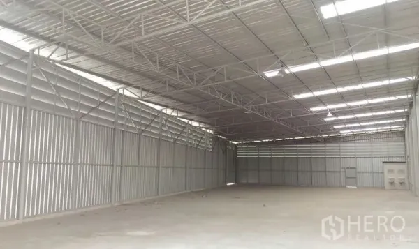 คลังสินค้า ให้เช่าในPathum Thani - ฮอลล์เก็บสินค้าแบบเปิดโล่ง ผนังระบายอากาศโลหะ และหลังคาช่วงกว้าง