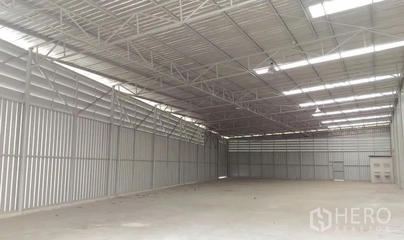 คลังสินค้า ให้เช่าในPathum Thani - ฮอลล์เก็บสินค้าแบบเปิดโล่ง ผนังระบายอากาศโลหะ และหลังคาช่วงกว้าง
