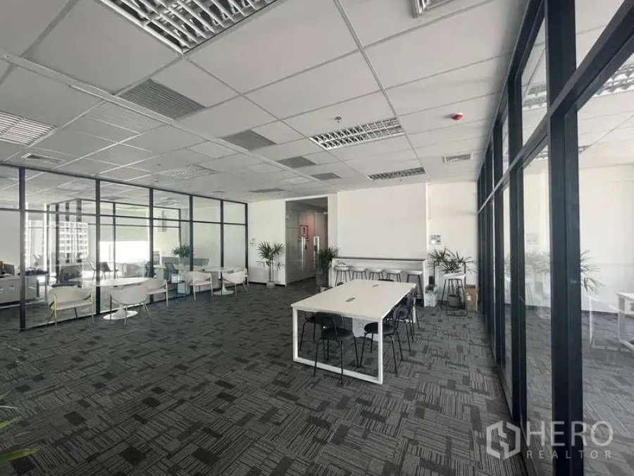 Office Space for rent in Bang Kapi, Bangkok - Spacious office floor with glass-partitioned rooms, collaboration tables and lounge seating with natural light.