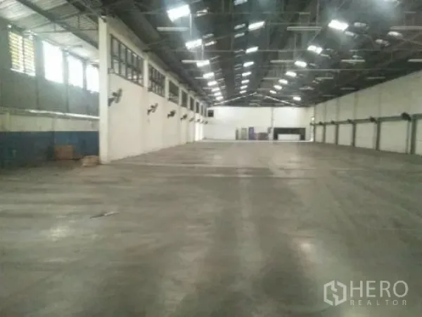 货栈 出租在Khlong Luang, Pathum Thani - 宽阔库厅，一侧设通风窗与采光带。