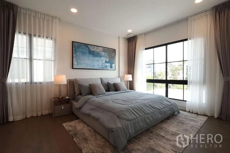 บ้าน ให้เช่าในSaphan Sung, Bangkok - ห้องนอนใหญ่กว้าง โปร่ง ด้วยหน้าต่างมุมห้องและผ้าม่านบาง