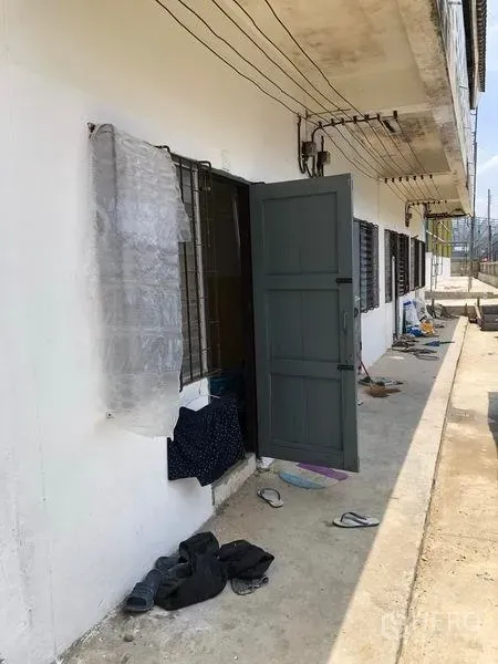 货栈 出租在Pathum Thani - 园区内一排简易房间沿走道，适合员工作息。