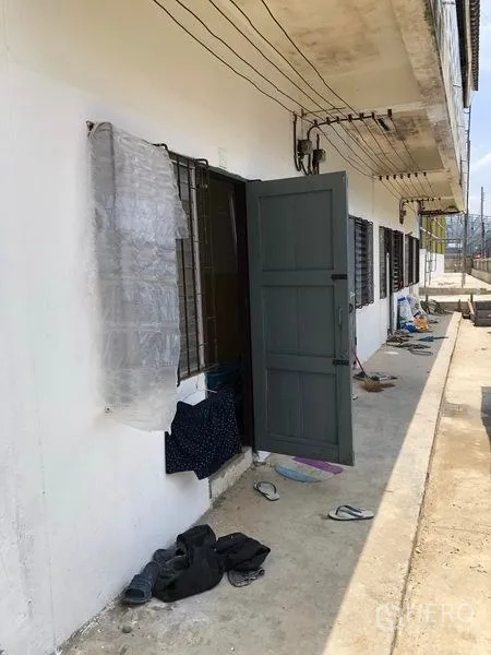 货栈 出租在Pathum Thani - 园区内一排简易房间沿走道，适合员工作息。