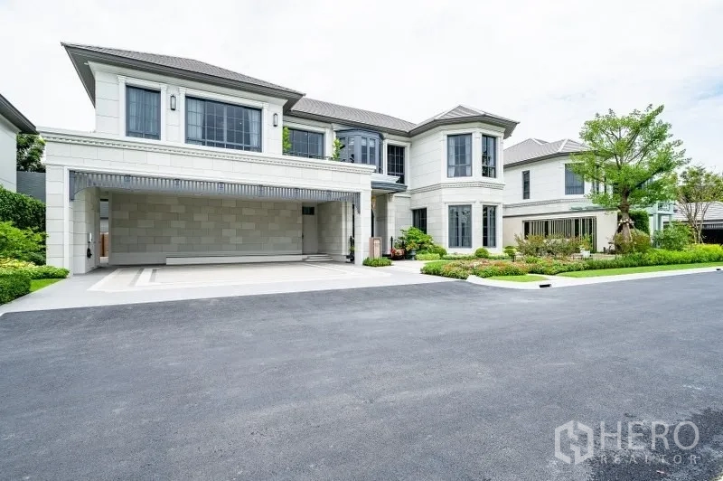 บ้าน ขายในBang Kapi, Bangkok - ด้านหน้าบ้านเดี่ยวสองชั้นสไตล์โมเดิร์นคลาสสิก พร้อมสวนและพื้นที่จอดรถในร่มกว้าง