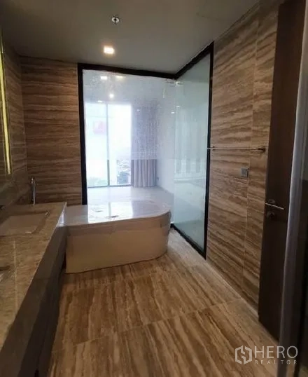 คอนโด ให้เช่าในWatthana, Bangkok - ห้องน้ำมาสเตอร์พร้อมอ่างอาบน้ำขนาดใหญ่ ข้างฉากกระจกฝ้าและเคาน์เตอร์ยาว