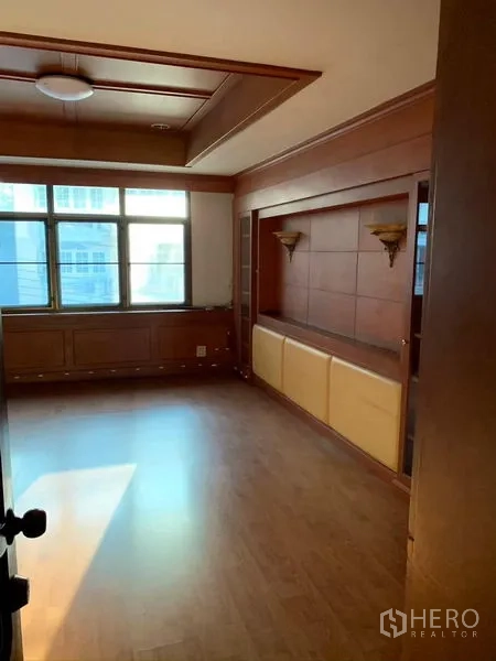 อาคารพาณิชย์ ขายในHuai Khwang, Bangkok - ห้องกรุไม้บิวท์อินชั้นวางและหน้าต่าง