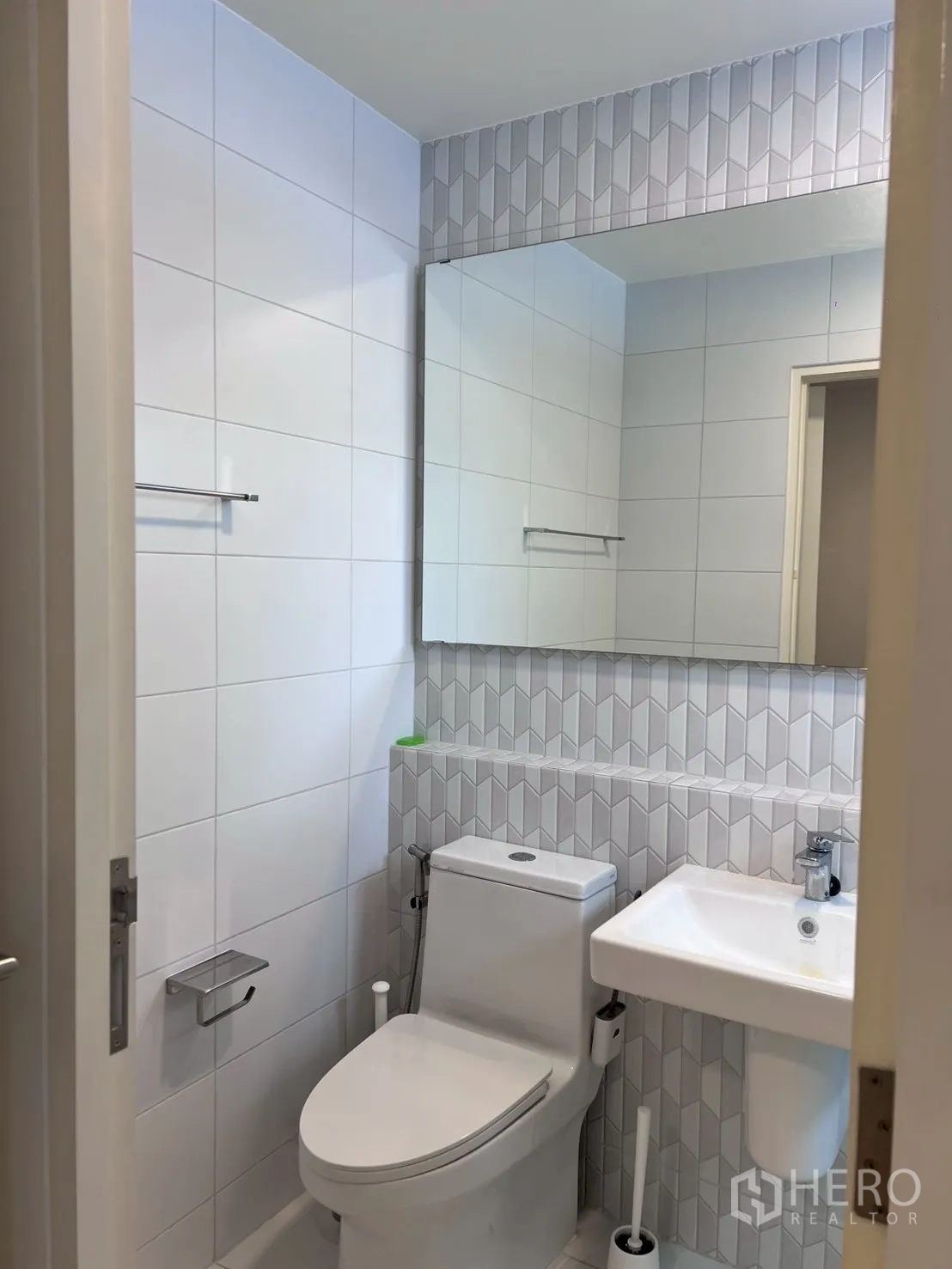 ทาวน์เฮาส์ ให้เช่าในBang Phli, Samut Prakan - ห้องน้ำแขก ลายกระเบื้องเรขาคณิต พร้อมสุขภัณฑ์ครบ