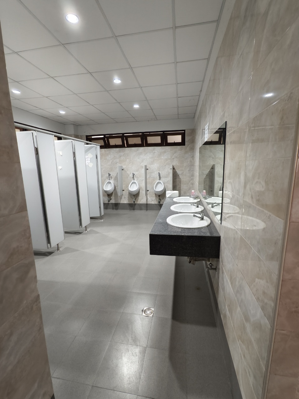 Warehouse for rent in Lat Krabang, Bangkok - Large tiled restroom fitted with stalls, urinals, mirrors, and multiple sinks.