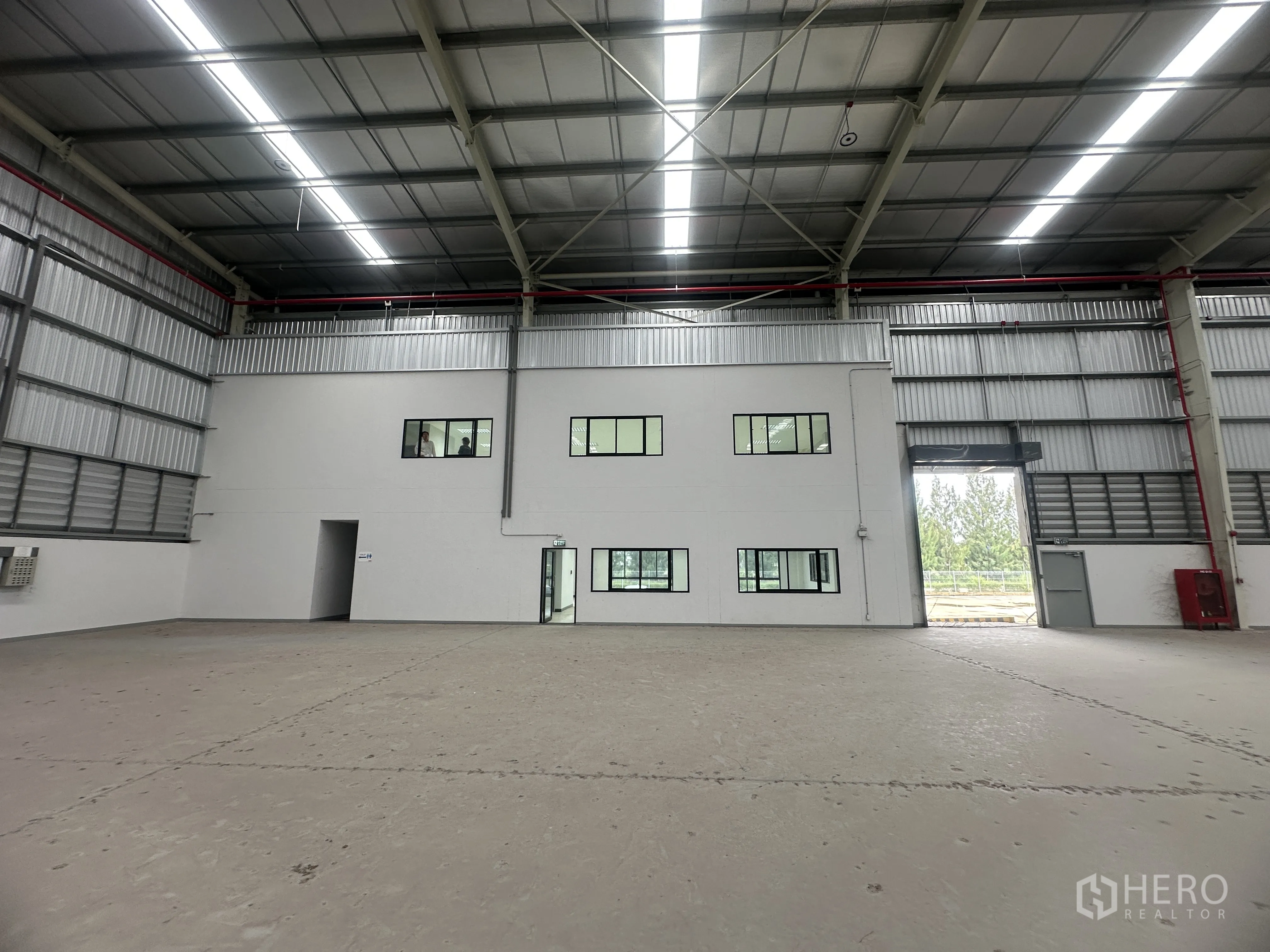 โกดัง for rent in Mueang Chon Buri, Chon Buri - ออฟฟิศภายในโกดังพร้อมหน้าต่างหลายบานติดกับช่องทางเข้าใหญ่