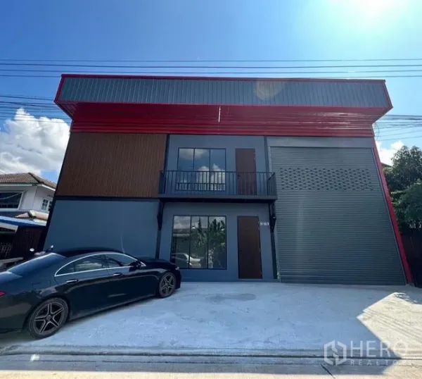 货栈 出租或出售在Lam Luk Ka, Pathum Thani - 仓库正面立面，带阳台、大型卷帘门和前方停车区