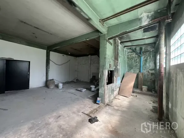 店屋 出售在Suan Luang, Bangkok - 开放式底层，外露梁柱与黑色门。