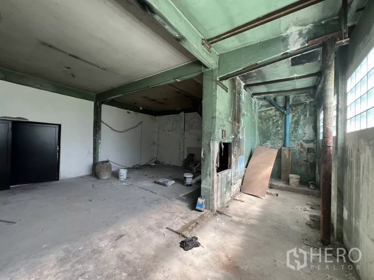 店屋 出售在Suan Luang, Bangkok - 开放式底层，外露梁柱与黑色门。