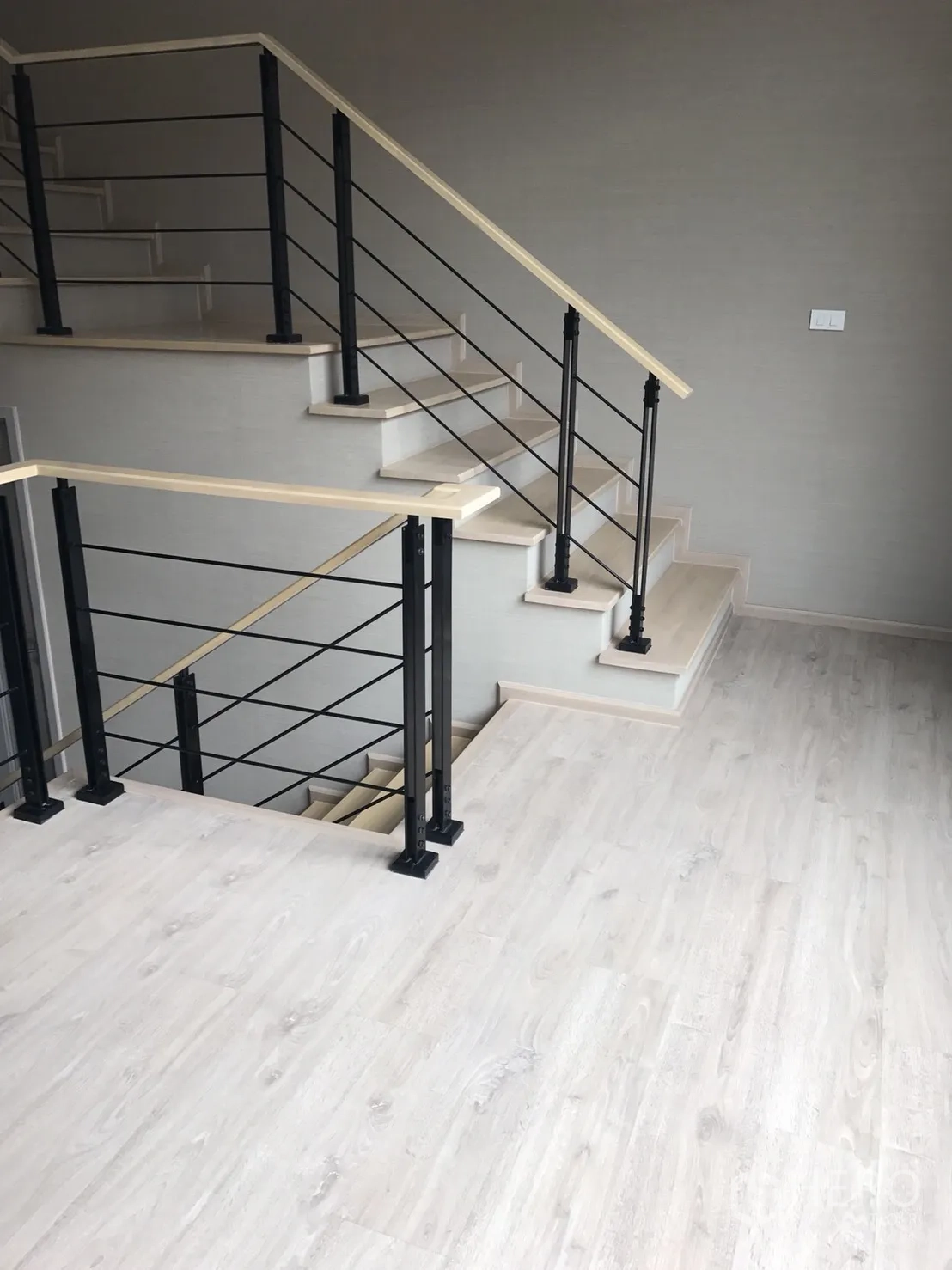 ทาวน์เฮาส์ ขายในSuan Luang, Bangkok - โถงชั้นบนพื้นไม้โทนอ่อน พร้อมราวกันตกเหล็กสีดำ