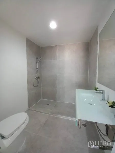 公寓 出租在Khlong Toei, Bangkok - 现代浴室，步入式淋浴、宽大镜面与白色洁具。