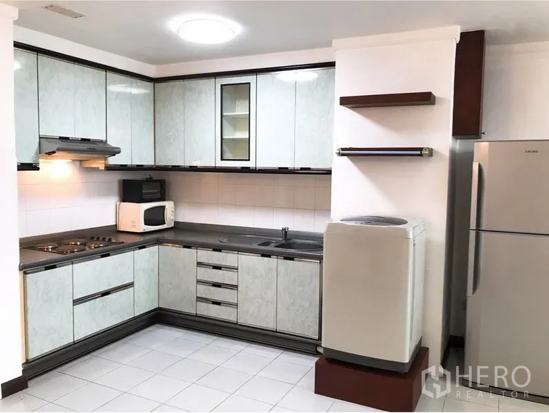 คอนโด ให้เช่าหรือขายในWatthana, Bangkok - ครัวยูเชฟพร้อมตู้บิวท์อิน เตา ฮูด ไมโครเวฟ ตู้เย็น และเครื่องซักผ้า