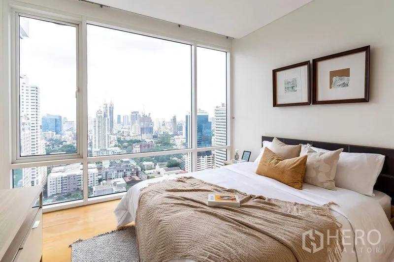 คอนโด ให้เช่าในWatthana, Bangkok - ห้องนอนรองพร้อมหน้าต่างบานใหญ่ชมวิวเมืองแบบพาโนรามา