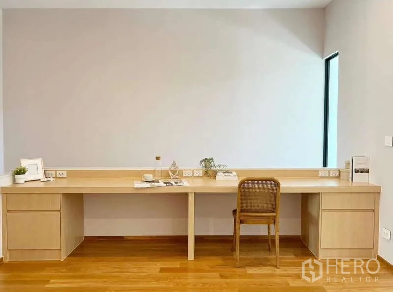 ทาวน์เฮาส์ ให้เช่าหรือขายในSaphan Sung, Bangkok - มุมทำงานบิวท์อินยาว โต๊ะคู่ พร้อมตู้เก็บของและปลั๊กไฟหลายจุด