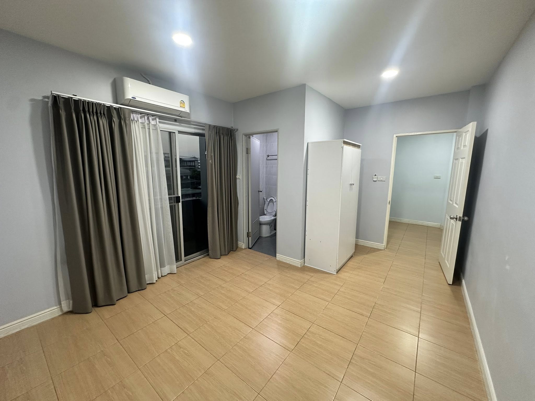 带办公室的家 出租在Wang Thonglang, Bangkok - 卧室带阳台出入口、空调与套内卫生间。