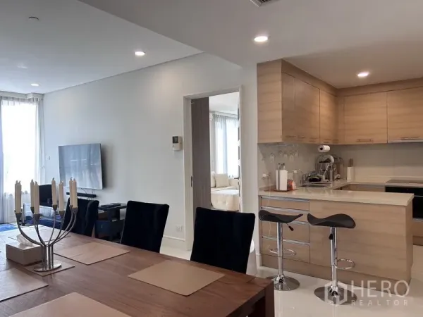 คอนโด ให้เช่าหรือขายในKhlong Toei, Bangkok - มุมรับประทานอาหารเชื่อมครัวบิวท์อินลายไม้ พร้อมเคาน์เตอร์บาร์