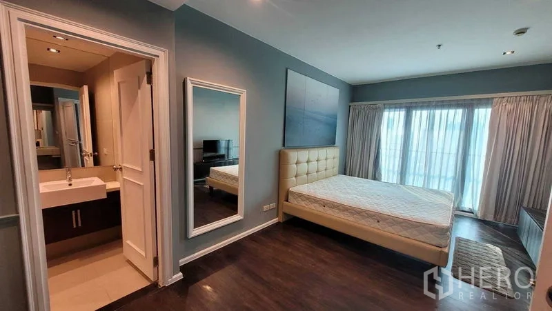 คอนโด ให้เช่าในKhlong Toei, Bangkok - ห้องนอนมาสเตอร์พร้อมกระจกเต็มตัว และทางเข้าห้องน้ำในตัวที่มีอ่างล้างหน้าโมเดิร์น