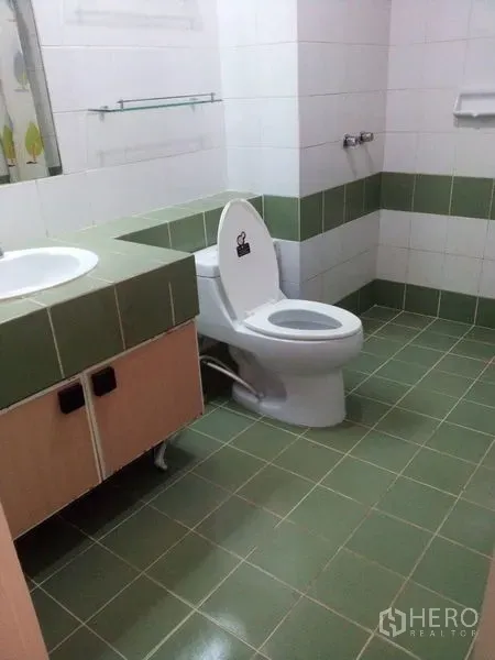 คอนโด ขายในWatthana, Bangkok - ห้องน้ำกระเบื้องเขียวขาว พร้อมเคาน์เตอร์อ่างล้างหน้าและโถส้วม