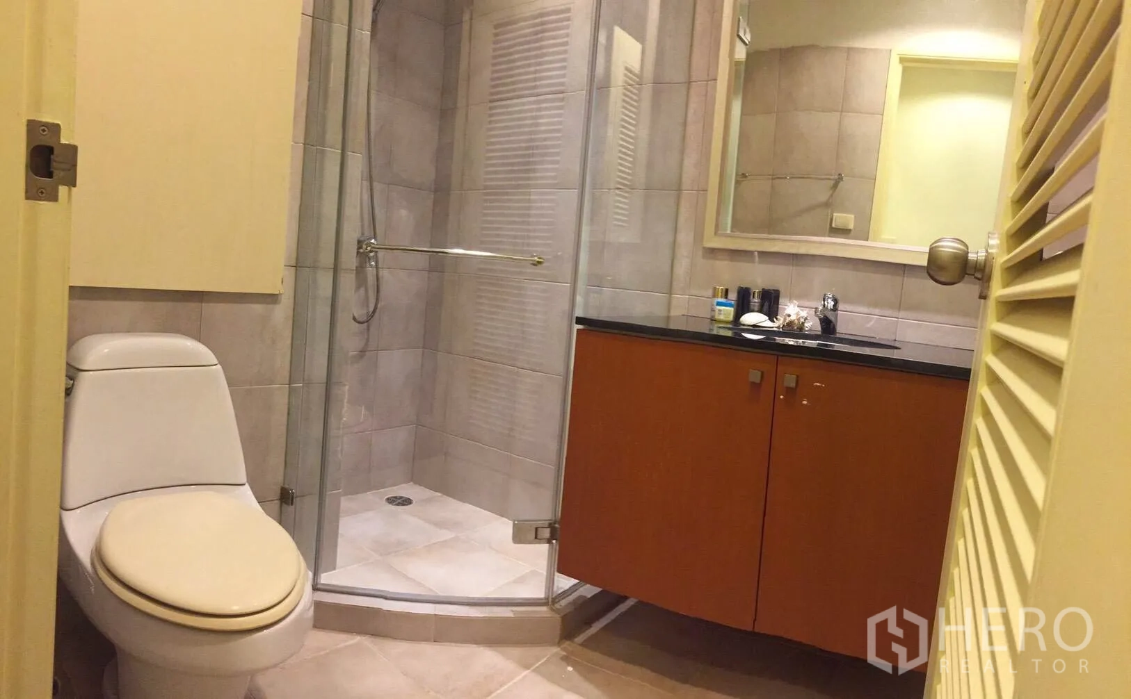 คอนโด ให้เช่าในWatthana, Bangkok - ห้องน้ำสมัยใหม่พร้อมตู้กระจกอาบน้ำ เคาน์เตอร์ท็อปหินสีดำ และโถสุขภัณฑ์