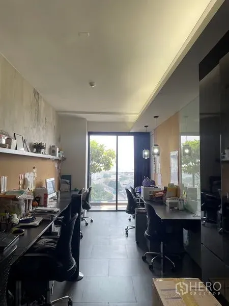 办公空间 出租在Phaya Thai, Bangkok - 明亮办公区，落地推拉门通向阳台，城市景观与吊灯。