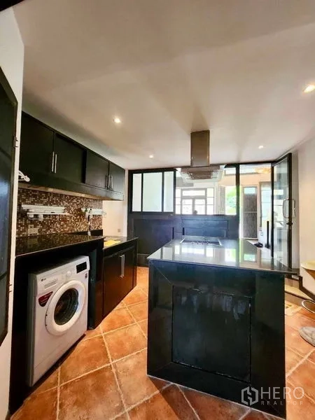 ทาวน์เฮาส์ ให้เช่าในKhlong Toei, Bangkok - ครัวทันสมัย ตู้สีดำ ไอส์แลนด์เตา เครื่องซักผ้า และพื้นกระเบื้องดินเผา