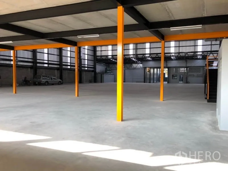 คลังสินค้า ให้เช่าในKhlong Toei, Bangkok - ชั้นลอยแบบเปิดโล่ง เสาโครงสีส้ม เพิ่มพื้นที่จัดเก็บหรือทำงาน