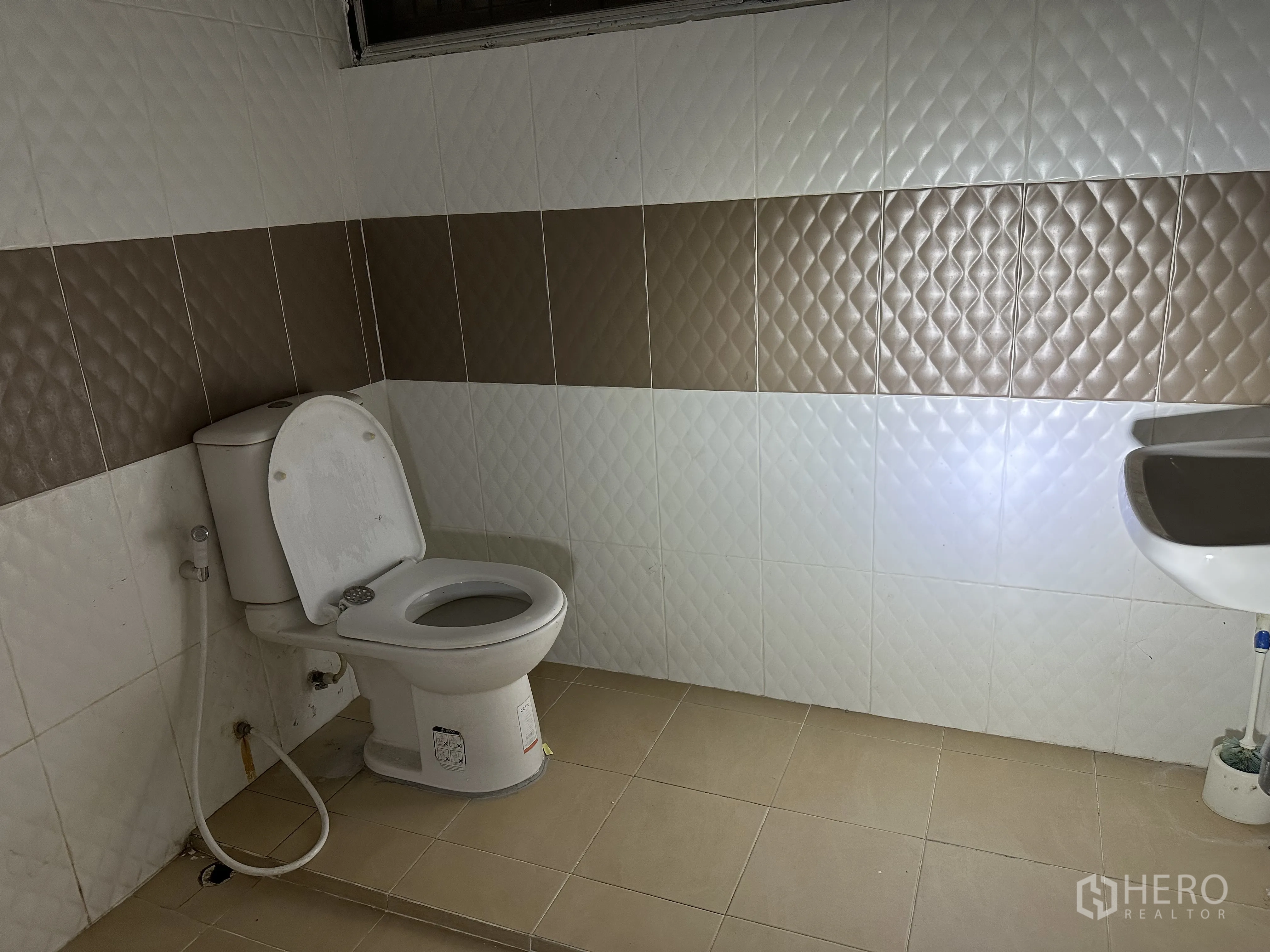 โฮมออฟฟิศ for rent in Suan Luang, Bangkok - ห้องน้ำปูกระเบื้องพร้อมโถสุขภัณฑ์และสายชำระ