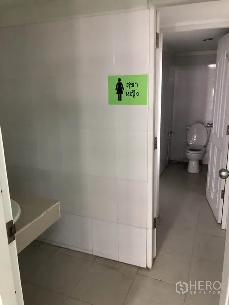 工厂 出租在Lat Krabang, Bangkok - 女卫间，洁净马桶与白色瓷砖墙面