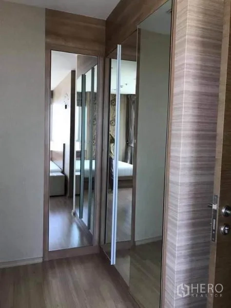คอนโด ให้เช่าหรือขายในPhaya Thai, Bangkok - โถงทางเดินพร้อมตู้เสื้อผ้าบานกระจกเต็มสูง โทนไม้อบอุ่น