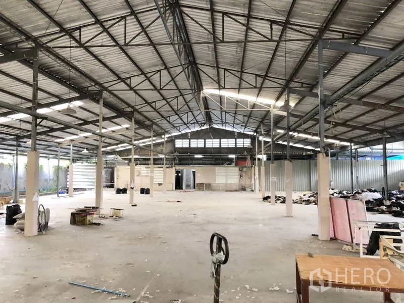 货栈 出租或出售在Khlong Luang, Pathum Thani - 开放式仓库内部，宽跨屋顶，后方装卸通道。