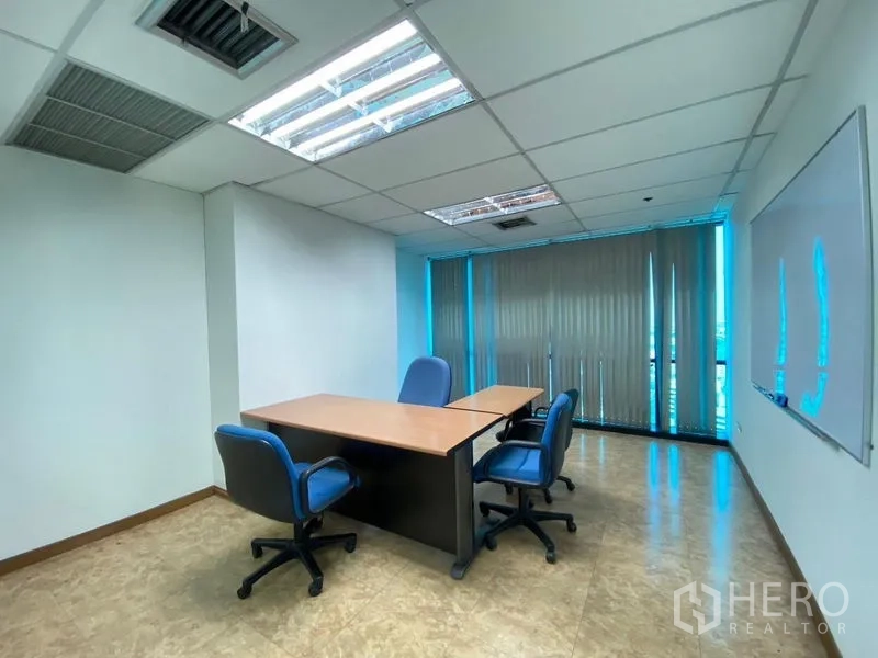 办公空间 出租 - 经理室/小型会议室，配会议桌、座椅与整面百叶窗。