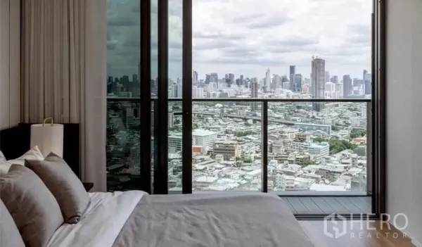 公寓 出售在Khlong San, Bangkok - 卧室连接玻璃阳台，欣赏曼谷全景城市风光。