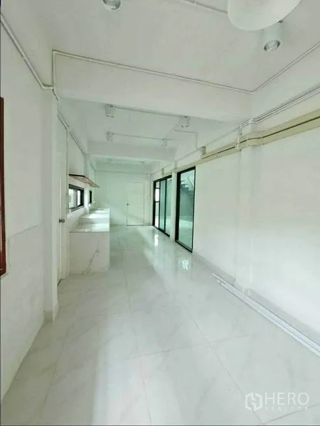 สำนักงานที่บ้าน ให้เช่าในLat Phrao, Bangkok - ทางเดินยาวเชื่อมแพนทรีกับลานผ่านประตูกระจกสไลด์