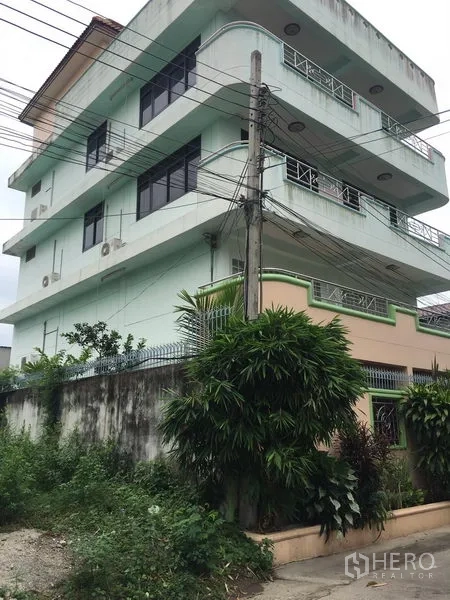 带办公室的家 出售在Suan Luang, Bangkok - 四层转角Home Office外观，设阳台与围墙绿篱，位于素安鲁昂。
