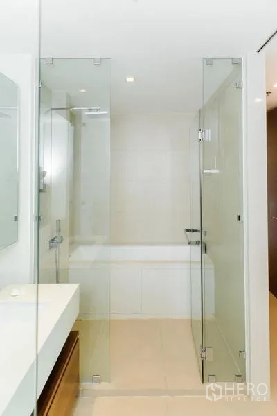 คอนโด ขายในKhlong San, Bangkok - ห้องน้ำในตัวแยกโซนอาบน้ำกระจกและอ่างอาบน้ำ