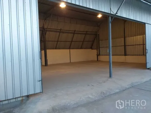 คลังสินค้า ให้เช่าในKhlong Sam Wa, Bangkok - ภายในโกดังโล่ง พื้นคอนกรีต ไฟส่องสว่าง ประตูบานใหญ่เปิดสู่ลานภายนอก