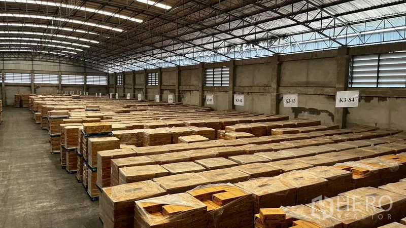 工厂 出租或出售在Pathum Thani - 带通风百叶窗的库区与成排标记托盘