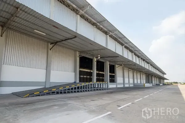 货栈 出租在Phra Nakhon Si Ayutthaya - 带雨棚的装卸坡道与宽阔卡车车道