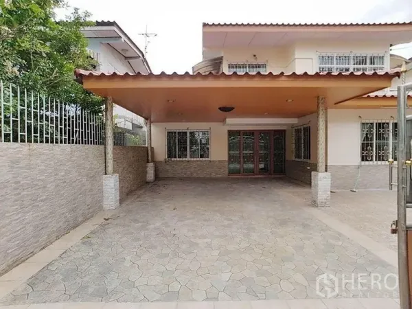 Detached House for rent in Din Daeng, Bangkok - Gated detached house in Din Daeng, Bangkok with covered carport and tiled driveway.