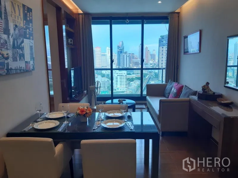 公寓 出租在Khlong Toei, Bangkok - 开放式客餐厅，落地窗俯瞰曼谷天际线景观。