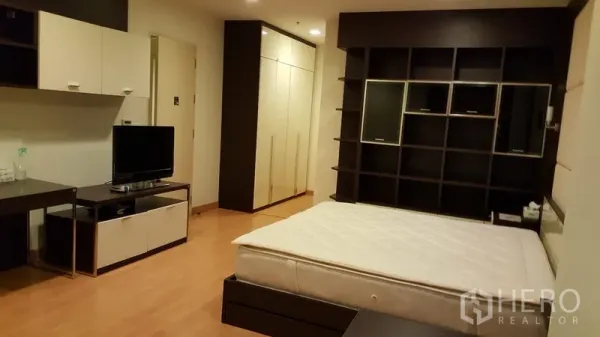 คอนโด ให้เช่าในKhlong Toei, Bangkok - ห้องนอนกว้าง พร้อมผนังชั้นบิวท์อิน ตู้เสื้อผ้า ชั้นวางทีวี และพื้นไม้