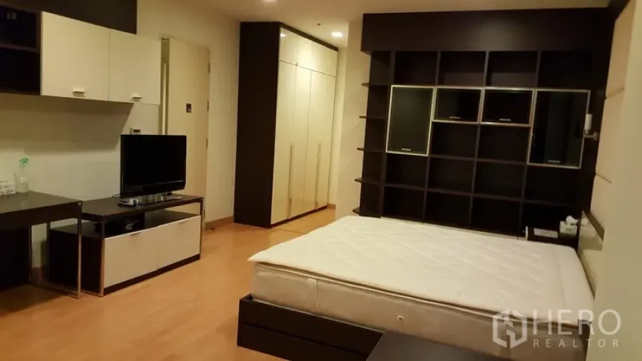 คอนโด ให้เช่าในKhlong Toei, Bangkok - ห้องนอนกว้าง พร้อมผนังชั้นบิวท์อิน ตู้เสื้อผ้า ชั้นวางทีวี และพื้นไม้