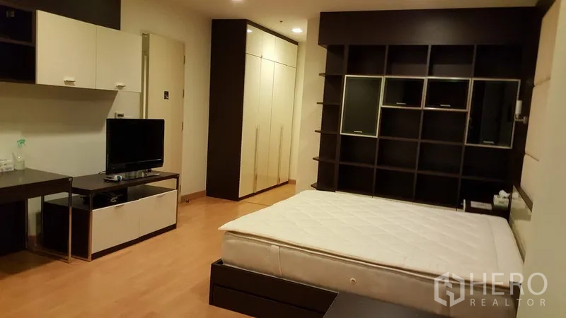 คอนโด ให้เช่าในKhlong Toei, Bangkok - ห้องนอนกว้าง พร้อมผนังชั้นบิวท์อิน ตู้เสื้อผ้า ชั้นวางทีวี และพื้นไม้