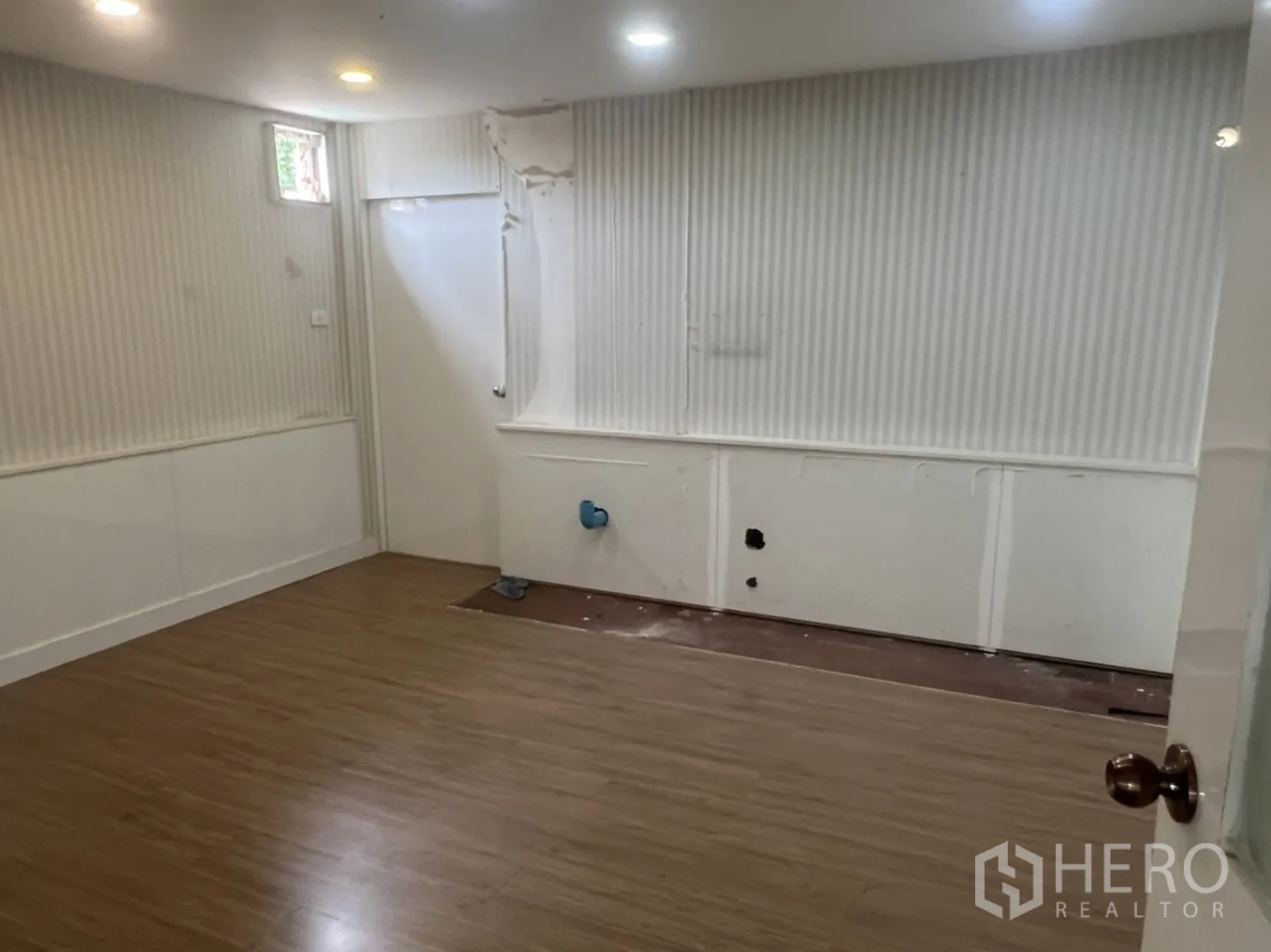 พื้นที่ขายปลีก ให้เช่าในKhlong Toei, Bangkok - ห้องเปล่าพื้นลายไม้ ผนังกรุแผ่นสีขาว มีจุดเตรียมท่อน้ำสำหรับติดตั้ง