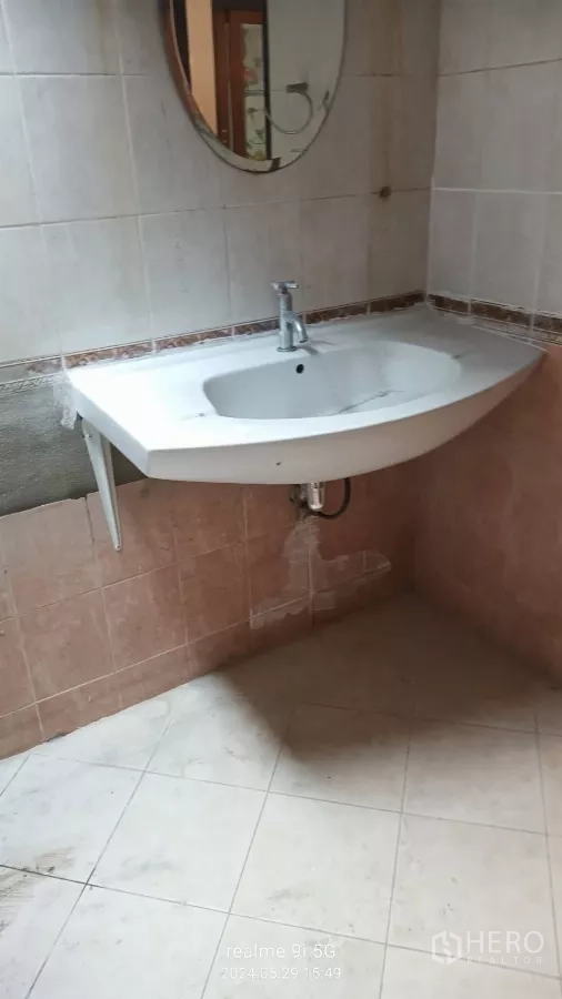 สำนักงานที่บ้าน ให้เช่าในPhra Khanong, Bangkok - มุมห้องน้ำปูกระเบื้อง อ่างล้างหน้ามุมและกระจกเงา