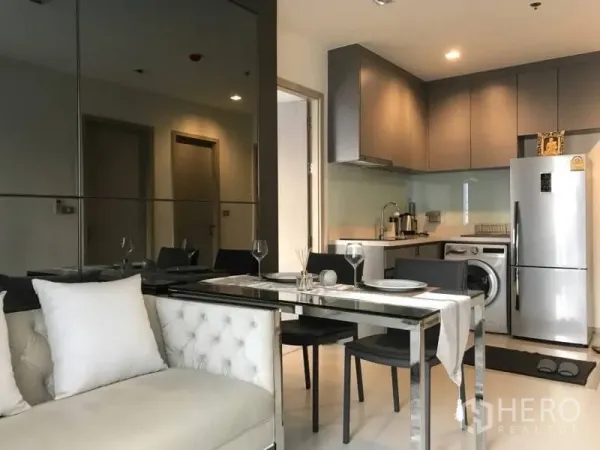 คอนโด ให้เช่าหรือขายในKhlong Toei, Bangkok - พื้นที่นั่งเล่นและรับประทานอาหารแบบโอเพ่น รวมครัวสมัยใหม่ ผนังกระจกเงา