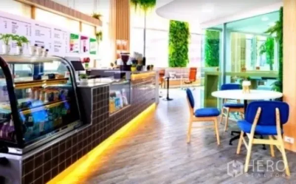 สำนักงาน ให้เช่าในKhlong Toei, Bangkok - คาเฟ่ในอาคาร เคาน์เตอร์โชว์สินค้า ป้ายเมนู และพื้นที่นั่งเล่น